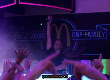 photo_mcwonderland_goes_neon_glow_onelastpicture.com36
