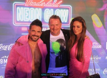 photo_mcwonderland_goes_neon_glow_onelastpicture.com7